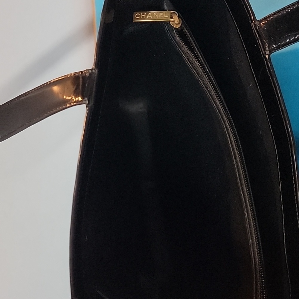 💥HOST PICK💥 CHANEL Stunning Vintage Black Patent Bag Purse - Picture 14 of 16